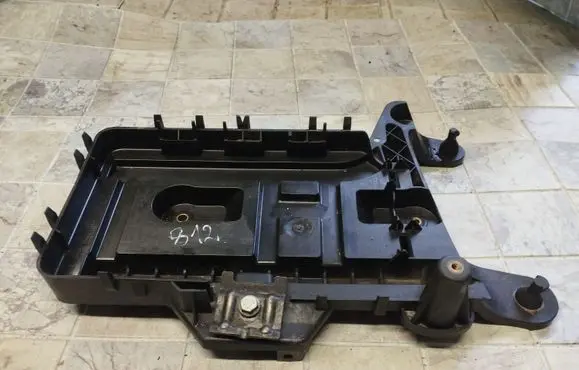 Volkswagen PASSAT B6 Battery tray 1K0915333C