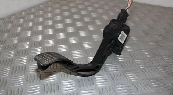 Accelerator throttle pedal