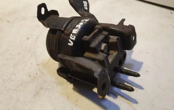 Toyota Corolla Verso E121 Engine mount bracket