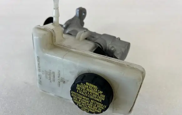 Volkswagen Tiguan Master brake cylinder 5Q1611301C 32668423