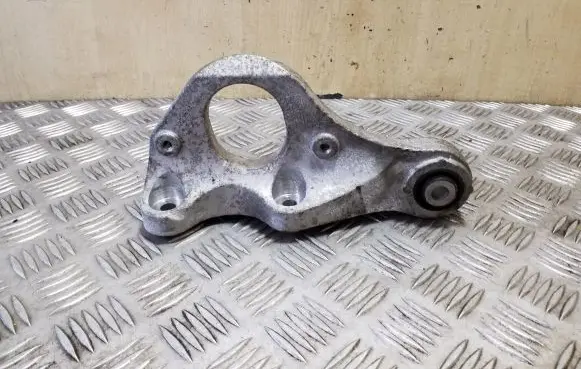 Engine mounting bracket