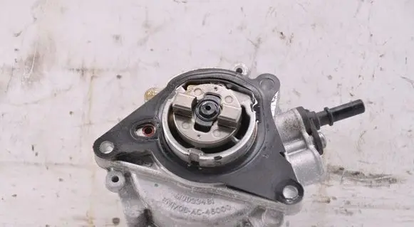 Opel Mokka B Vacuum pump 9812133880