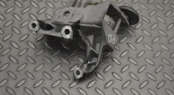 Volvo S90, V90 Engine mounting bracket 31430490