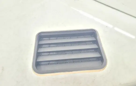 Quarter panel pressure vent