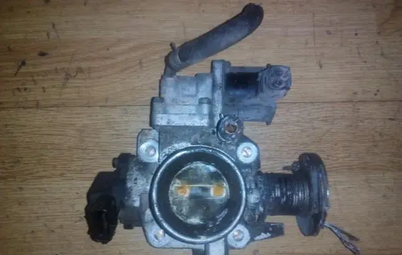 Mazda 323 Throttle valve e9t06571