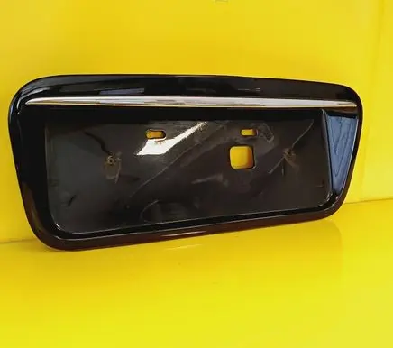 Trunk door license plate light bar