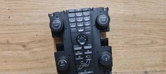 Volvo V50 Climate control unit 8697155