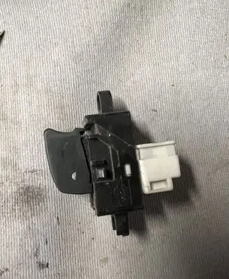 Nissan X-Trail T30 Electric window control switch 2524Z