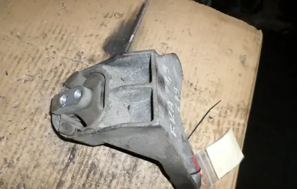 Engine mount vacuum valve