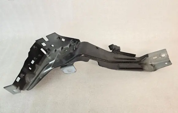 Volvo XC40 Fender mounting bracket 32348653