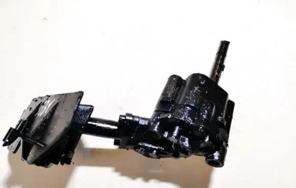 Volkswagen Golf III Oil pump 026115153A