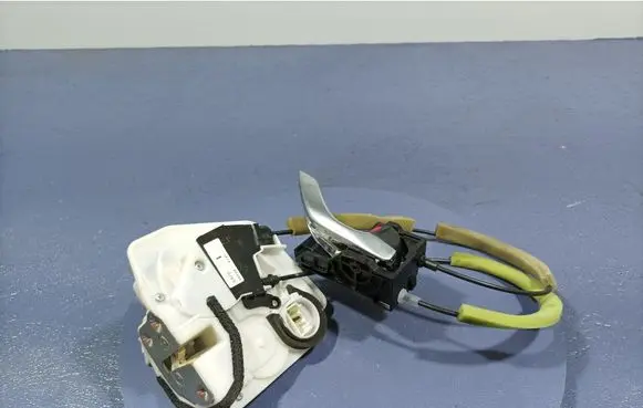 Mazda 6 Front door lock H37H48R2
