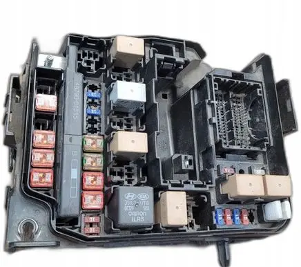 Hyundai i40 Relay mounting block 3X510