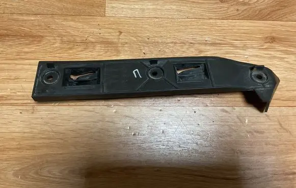 Front bumper mounting bracket