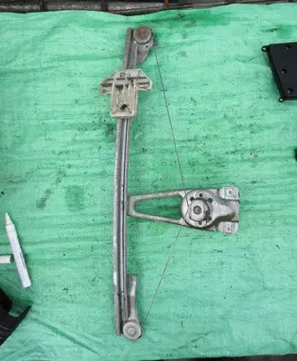 Rear door manual window regulator