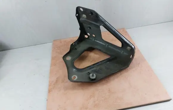 Audi A6 S6 C6 4F Fender mounting bracket 4F0821135