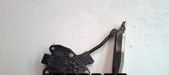 Accelerator throttle pedal