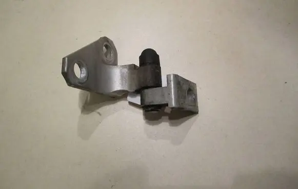 Volkswagen PASSAT B6 Front door upper hinge 3C0831402D