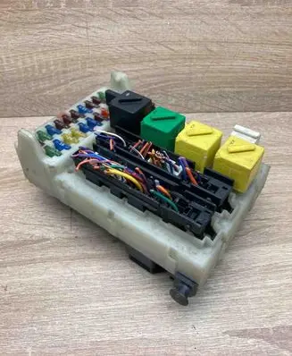 Ford Focus Fuse module 93BG14A073EF 93BG14K150AD