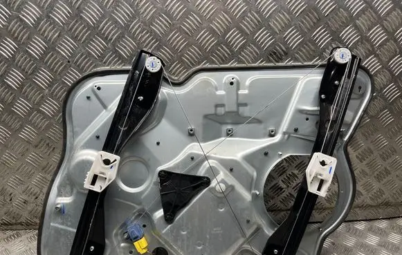 Skoda Octavia Mk2 (1Z) Front door electric window regulator 