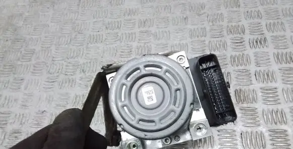 BMW i3 ABS Pump 6877112 6877111
