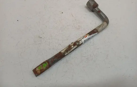 Mercedes-Benz B W245 Wheel nut wrench