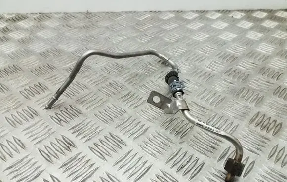 Volkswagen PASSAT B8 Engine coolant pipe/hose 04L131582B