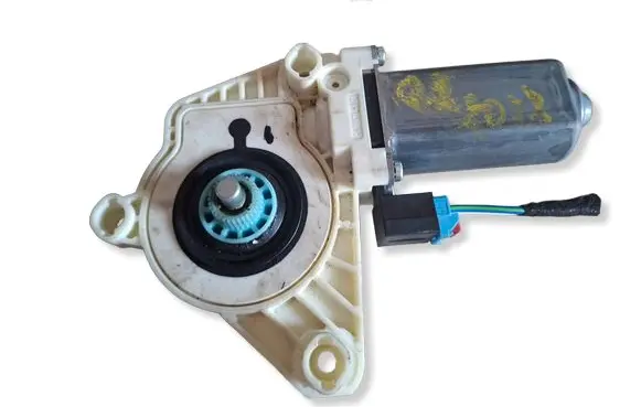 Volkswagen PASSAT B8 Front door window regulator motor 5Q4959801B