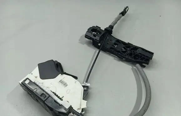 Volkswagen Jetta V Front door lock 5K1837016B