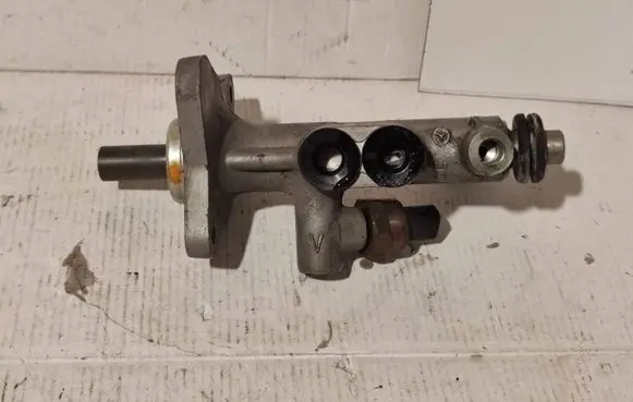 Mercedes-Benz C W203 Master brake cylinder A0054309601 A2034300002 A0054309901