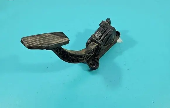 Accelerator throttle pedal