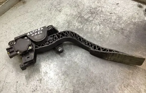 Accelerator throttle pedal