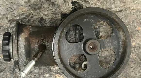 Toyota Corolla Verso AR10 Power steering pump
