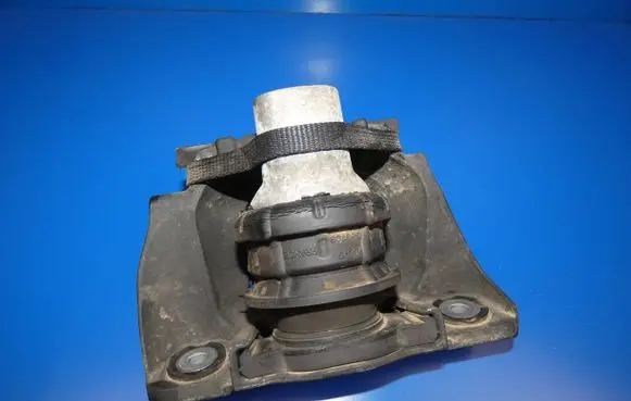 Volvo XC90 Engine mount bracket 31330588