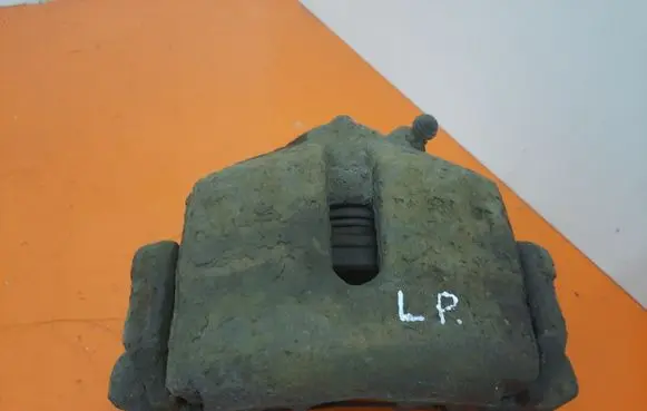 Volkswagen Touran I Front brake caliper
