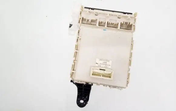 Toyota Corolla E140 E150 Fuse module 8273002210 13E270289