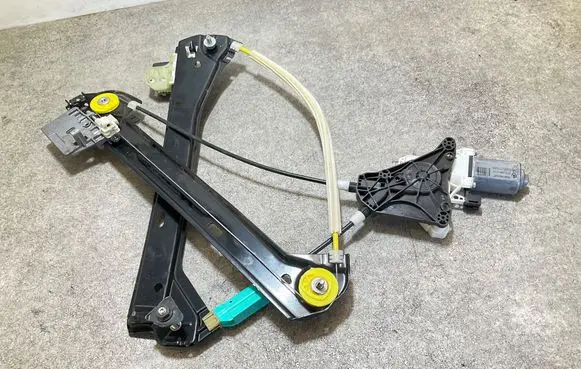 Mercedes-Benz CLA C118 X118 Front door window regulator with motor