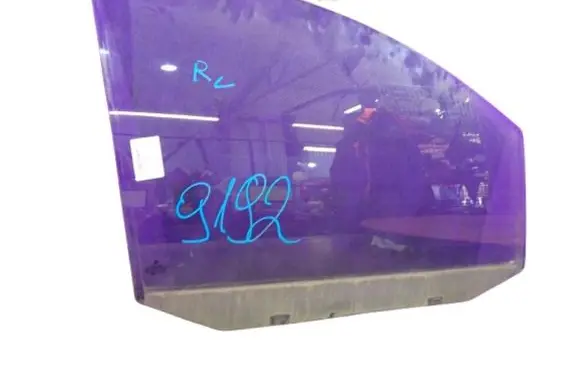 Volkswagen Touran I Front door window glass four-door