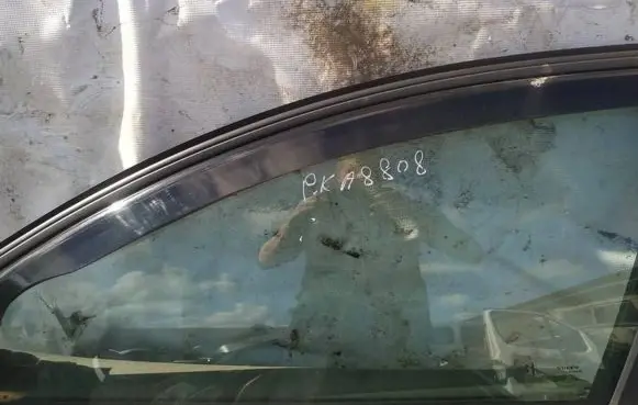 Volvo V50 Front door window glass four-door