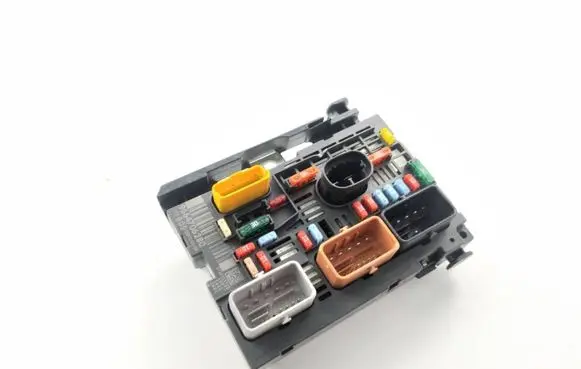 Peugeot 308 Fuse module 9664706280 R05