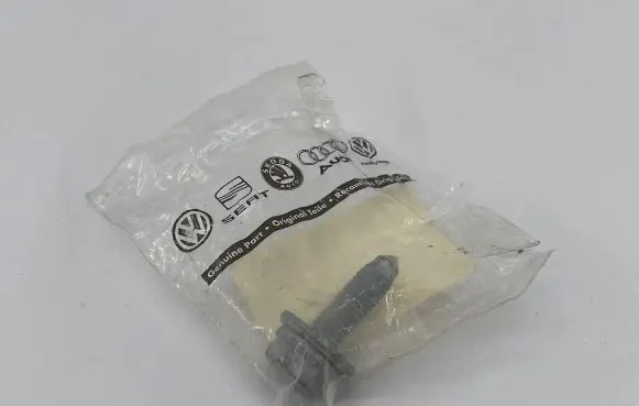 Volkswagen PASSAT B6 Nuts/bolts N90648402