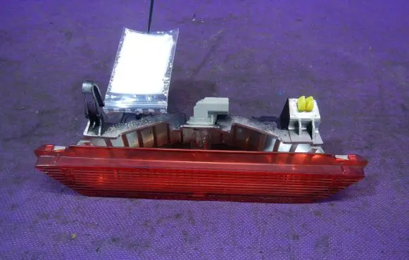 Toyota Yaris Verso Third/center stoplight 52023