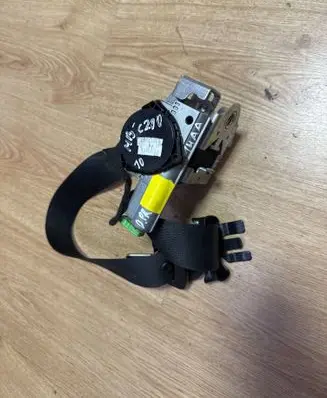 Mercedes-Benz C W204 Front seatbelt 34011578