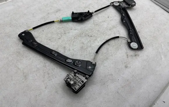 Tesla Model Y Front window lifting mechanism without motor 990234500 07032022M2