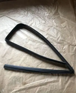 Jeep Grand Cherokee Rubber seal rear door window/glass 