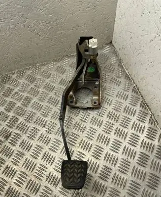 Toyota Yaris Brake pedal