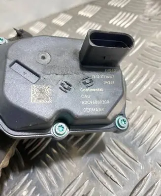 Volkswagen Touran III Electric throttle body valve 04L131501M A2C96089300