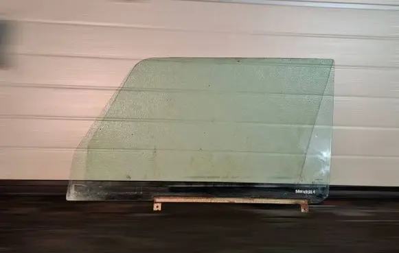 Suzuki Samurai Front door window/glass (coupe) 43R000469 AS2M31DOT497