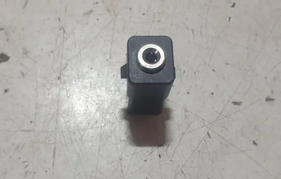 Volvo XC60 AUX in-socket connector 31285608 14HHB1