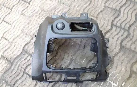 Hyundai Sonata Radio/GPS head unit trim NOCODE